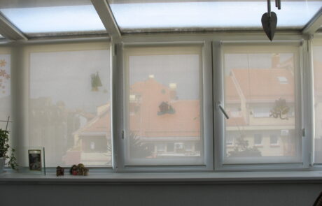rolo zavesa za prozor od terase